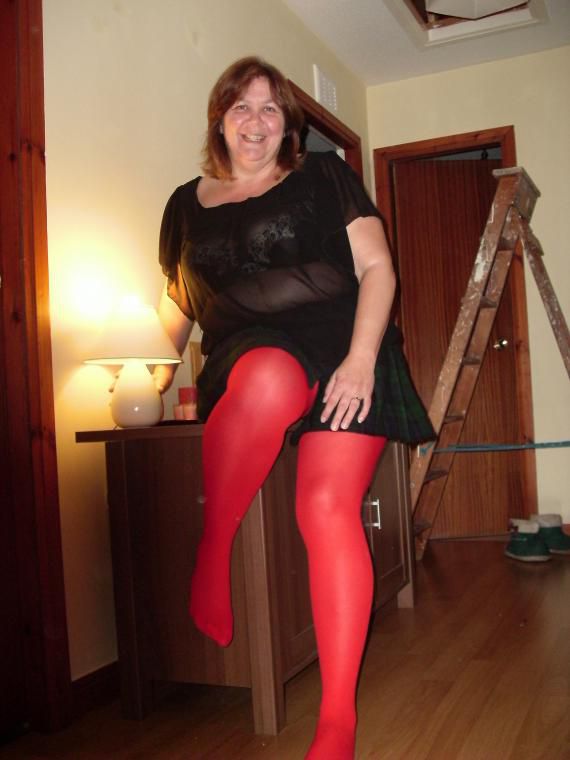 Readers Wives Online - BBW in red tights